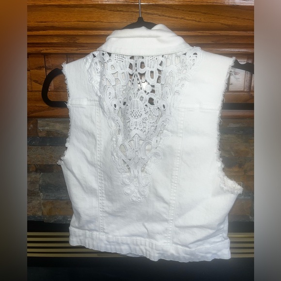 GUESS Denim Jacket In White with beautiful lace back design. New - Picture 2 of 5